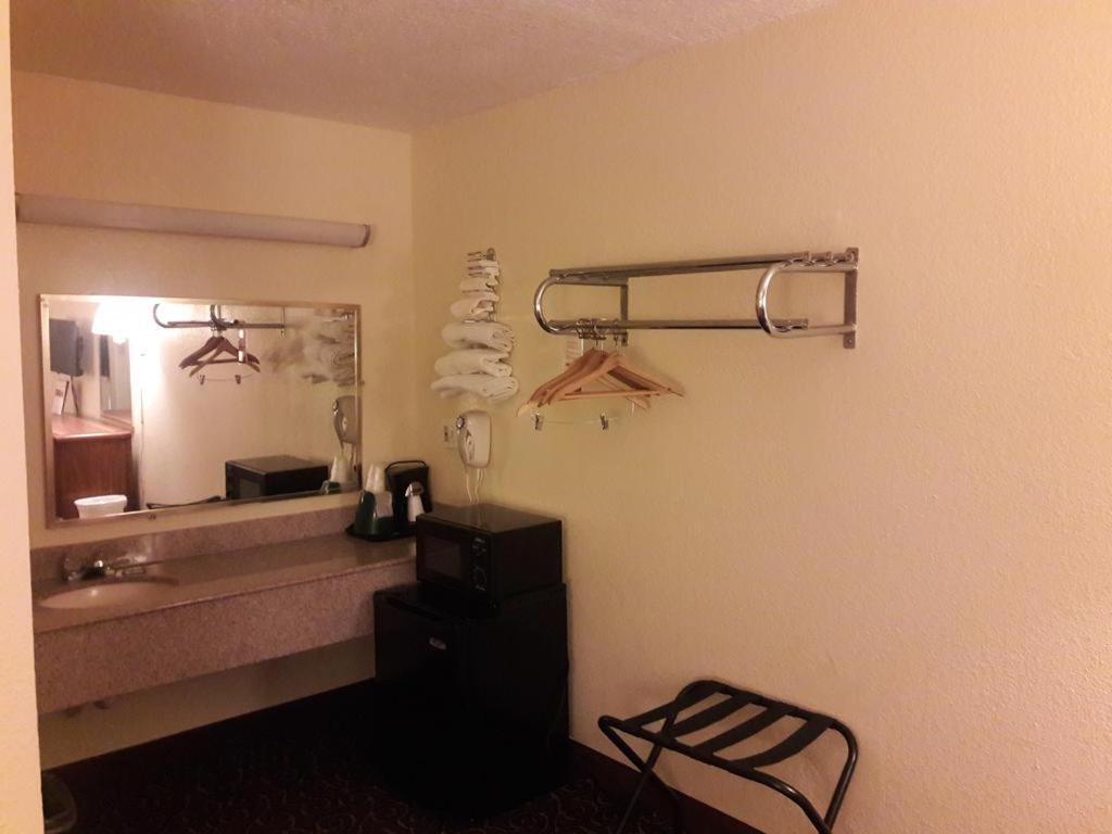 Super Williamsburg Motel 2*