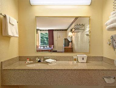 Super Williamsburg Motel 2*