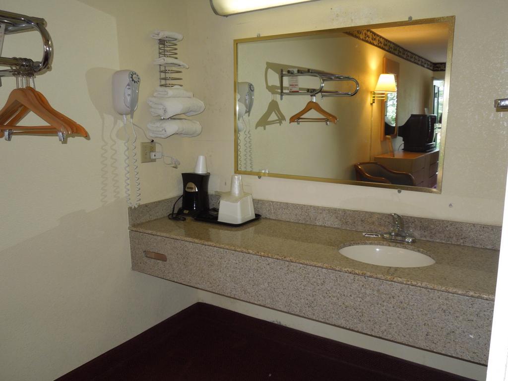 Motel Super Williamsburg 2*