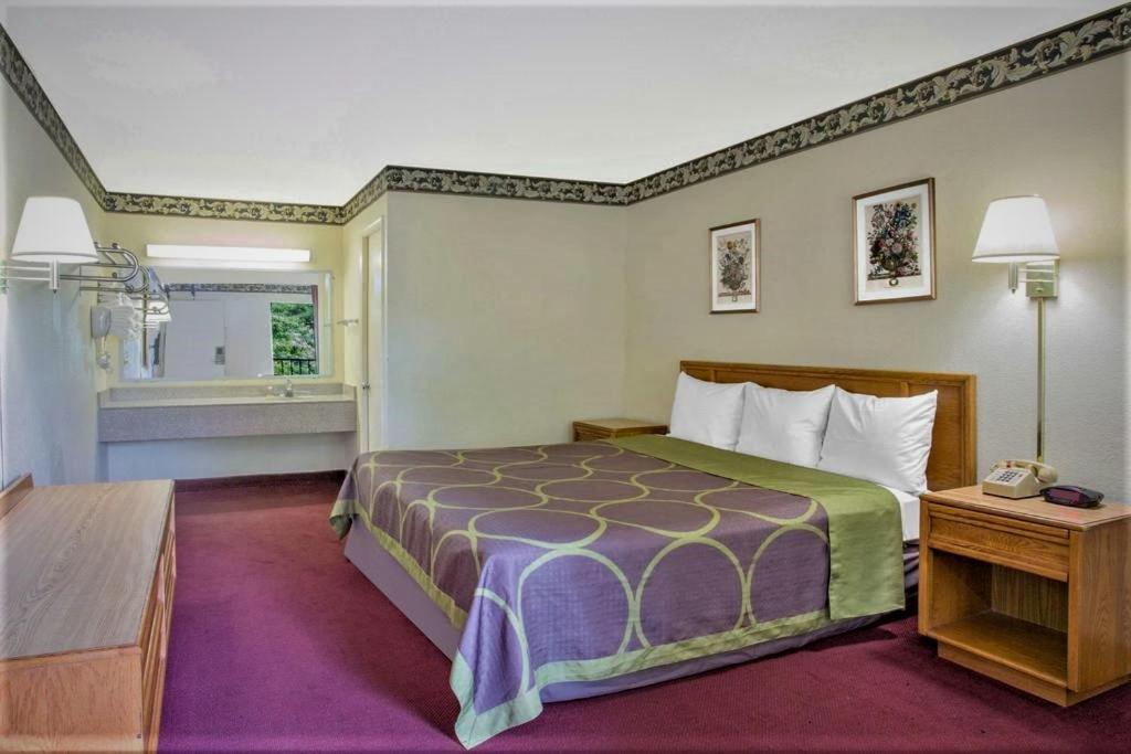 Super Williamsburg Motel